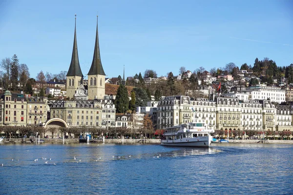 Lucerne, İsviçre -23 Aralık 2017: binalar şehrin dört Kanton Gölü boyunca. Lucerne Orta İsviçre bir şehirdir, Luzern, İsviçre Kantonu başkentidir.