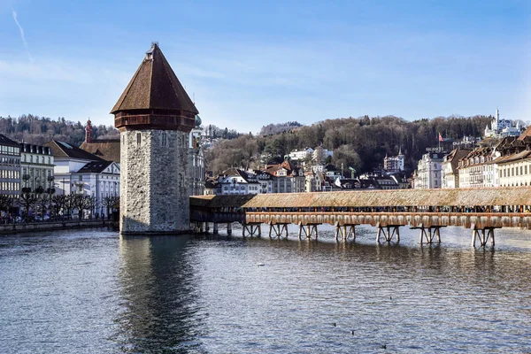 Lucerne, İsviçre - 2 Aralık 2017: Şapel Köprüsü ve su kulesi, Lucerne. Reuss Nehri ile ahşap kaplı köprü açıklıklı Mt. arka planda yükselen Pilauts ile.
