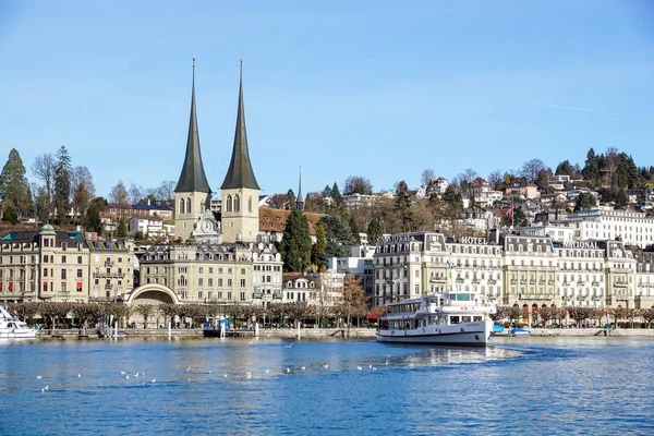 Lucerne, İsviçre -23 Aralık 2017: binalar şehrin dört Kanton Gölü boyunca. Lucerne Orta İsviçre bir şehirdir, Luzern, İsviçre Kantonu başkentidir.