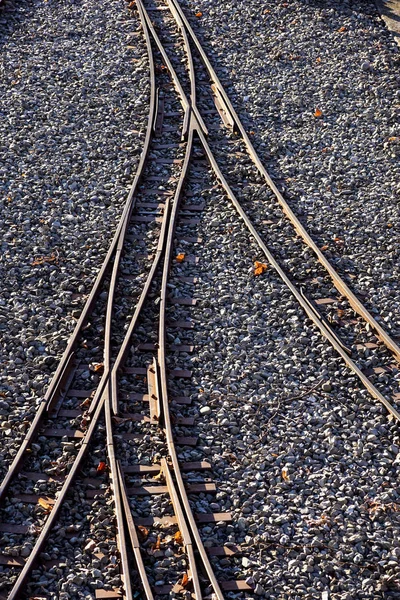 Un cruce ferroviario con líneas que se curvan a izquierda y derecha. No hay trenes . —  Fotos de Stock