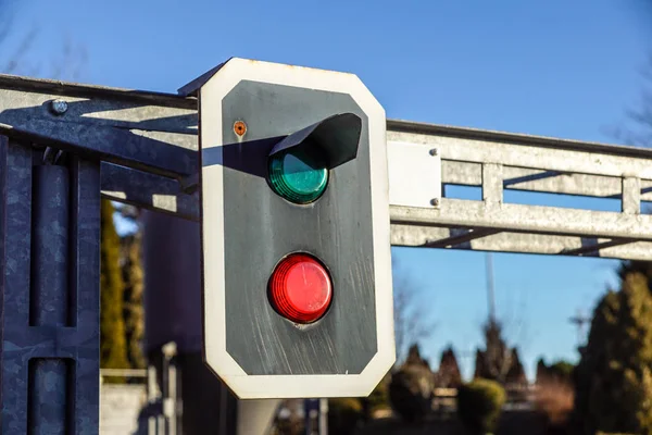 Φανάρι δείχνει πράσινο σήμα σχετικά με σιδηροδρομικού. — Φωτογραφία Αρχείου