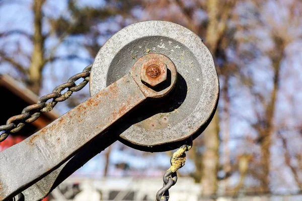 带链条生锈的铁滑轮 — 图库照片