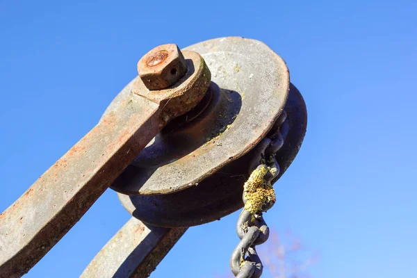 Paslı demir kasnak zinciri ile