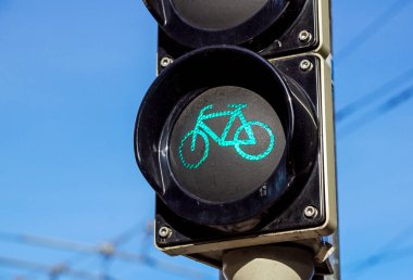 Ayrıntılı bir bisiklet trafik ışığı yeşil renk sistemine geçiş ile vurdu