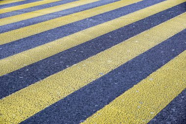Düzey Asfaltlı yol bölen bir sarı çizgili.