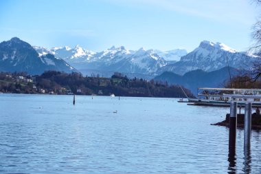 alanlar, çiftlikler ve İsviçre Dört kanton Gölü üzerinde seyir