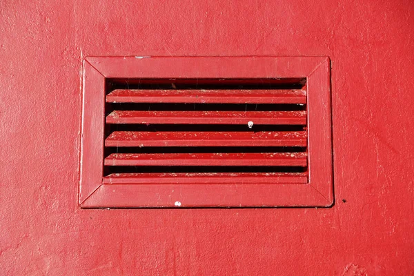 Κόκκινο μεταλλικό ανοίγματα για εξαερισμό έξω. — Φωτογραφία Αρχείου