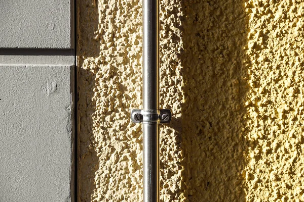 Enkel gul gas-, olje- och vattenledning på grå eller svart vägg — Stockfoto