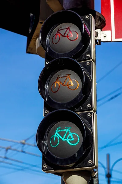 Детальний знімок з велосипедним світлом, переведеним на зелений колір — стокове фото