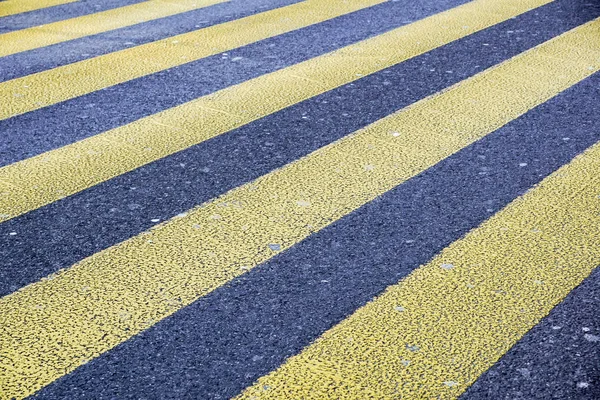 分割黄色の縞模様のあるレベルのアスファルト道路. — ストック写真