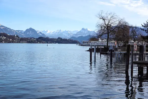 alanlar, çiftlikler ve İsviçre Dört kanton Gölü üzerinde seyir