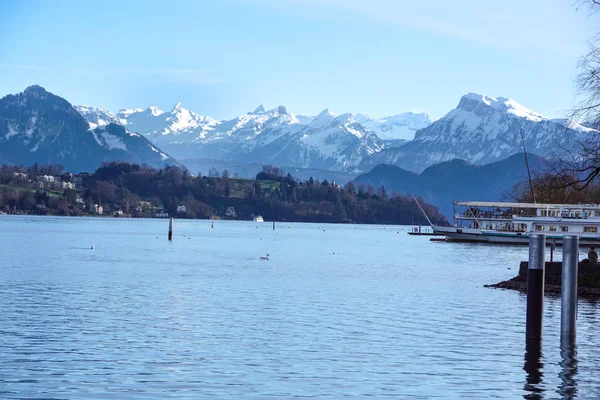 alanlar, çiftlikler ve İsviçre Dört kanton Gölü üzerinde seyir