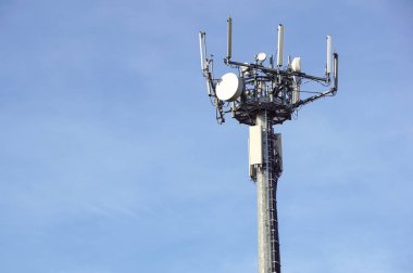 Anten Kulesi, telekomünikasyon ve sinyal tekrarlayıcı bina üzerinde mavi gökyüzü ile mobil iletişim