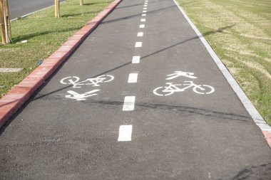 Yaya ve bisiklet binici yol şehirde çizgi ile sokak şeritli paylaşımı.