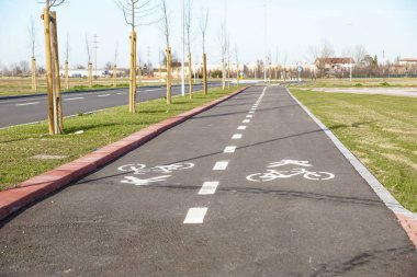 Yaya ve bisiklet binici yol şehirde çizgi ile sokak şeritli paylaşımı.