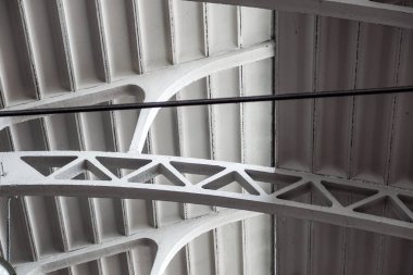 Eski kemerli metal yapı. Sanayi geometrisi.