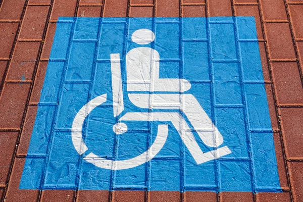 Symbol parking dla osób niepełnosprawnych na parkingu selektywnej ostrości . — Zdjęcie stockowe