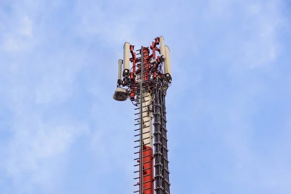 Antenna tower of telecommunication and signal repeater of mobile communication with blue sky, over building — Stock Photo, Image