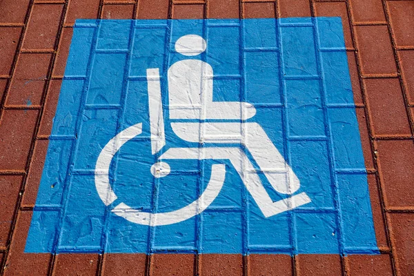 Simbolo di parcheggio per disabili nel parcheggio Focus selettivo  . — Foto Stock