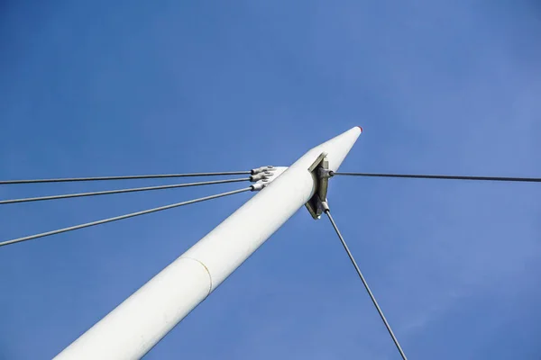 Detalhes modernos da ponte. Cabos de retenção . — Fotografia de Stock