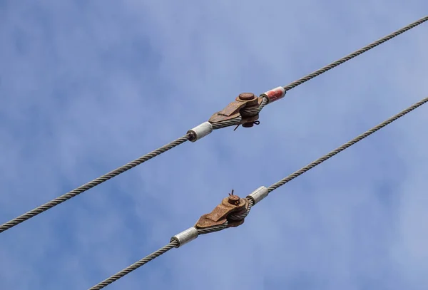 Grandes guindastes do porto ganchos pendurados em cordas de aço — Fotografia de Stock