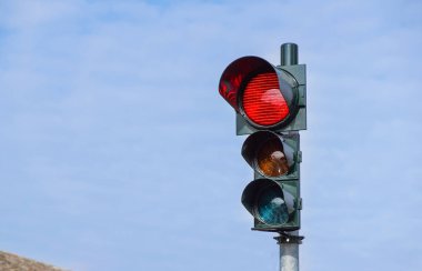 Şehir caddesinde kırmızı trafik ışığı
