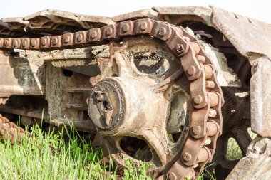 Tank izler. Eski Bulldoze parça