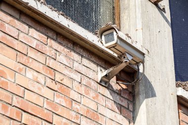 Endüstriyel Bina eski kirli güvenlik kamerası