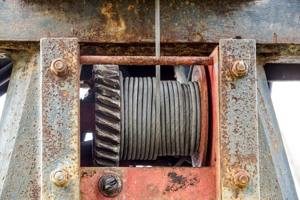 Cordón de cable o cabestrillo de cable en tambor de carrete de grúa o rollo de cabrestante de grúa la máquina elevadora en industrial pesada —  Fotos de Stock