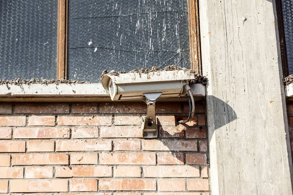 Vieille caméra de sécurité sale sur le bâtiment industriel — Photo