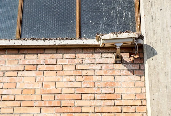Alte schmutzige Überwachungskamera auf Industriegebäude — Stockfoto