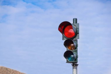 Şehir caddesinde kırmızı trafik ışığı