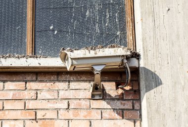 Endüstriyel Bina eski kirli güvenlik kamerası