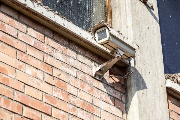 Vecchia telecamera di sicurezza sporca su edificio industriale — Foto Stock