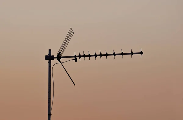 Televízió-antennák egy felhős ég háttér — Stock Fotó