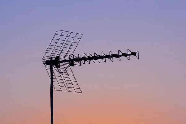 Televízió-antennák egy felhős ég háttér — Stock Fotó