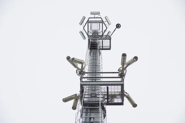 Câmera de segurança no pólo alta torre do sistema de CCTV durante o dia — Fotografia de Stock