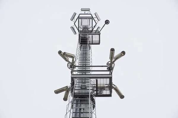Камера видеонаблюдения на высокой башне системы видеонаблюдения днем — стоковое фото