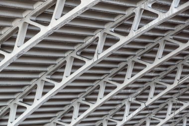 Eski kemerli metal yapı. Sanayi geometrisi.