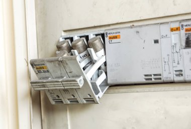Milan, İtalya - 30 Haziran 2018: Elektrik ana merkezi ve eski elektrik sigorta kutusu porselen sigortalar ile