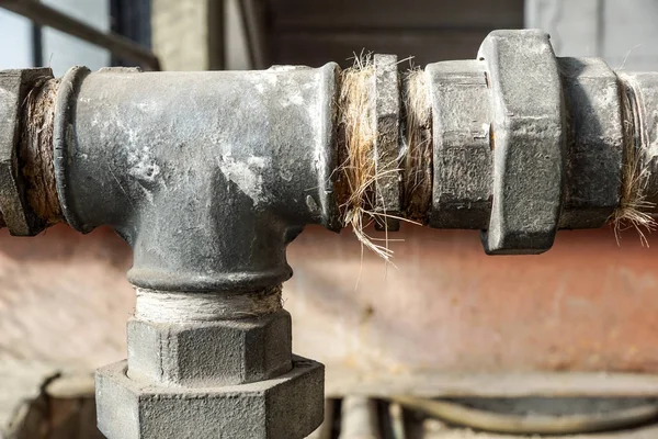 Pijp uit de watervoorziening, beide oud roest corrosie — Stockfoto
