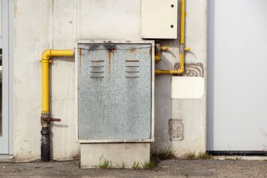 Endüstriyel gaz metre sarı kutu ve borular