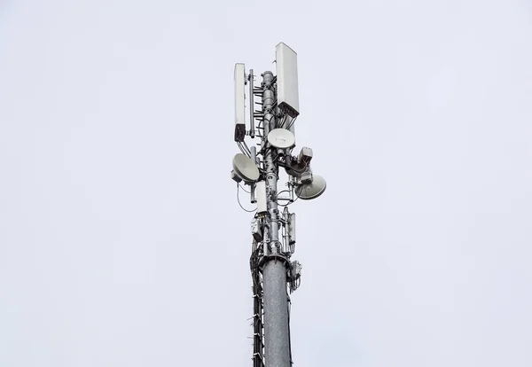 Τεχνολογία στην κορυφή των τηλεπικοινωνιών Gsm. κεραίες για σήμα κινητής τηλεφωνίας. Πύργος με κεραίες κινητής τηλεφωνίας επικοινωνίας . — Φωτογραφία Αρχείου