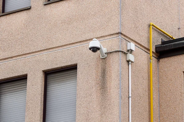 Zewnętrzna kula kamery Cctv na ścianie, miejsca na tekst. Koncepcja - technologia i bezpieczeństwo — Zdjęcie stockowe