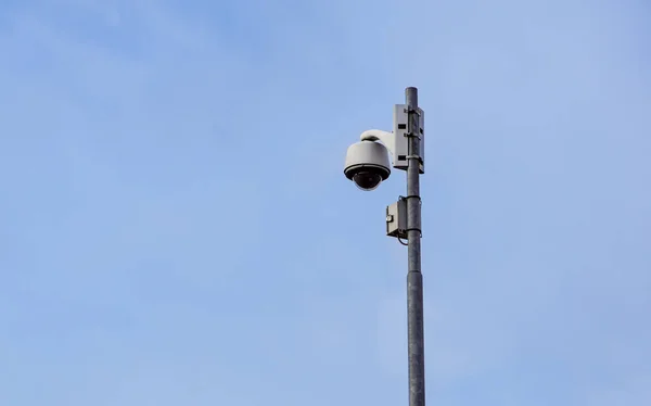 Kamera monitoringu zewnętrznego, kamera ochrony kopuły na ulicy. — Zdjęcie stockowe
