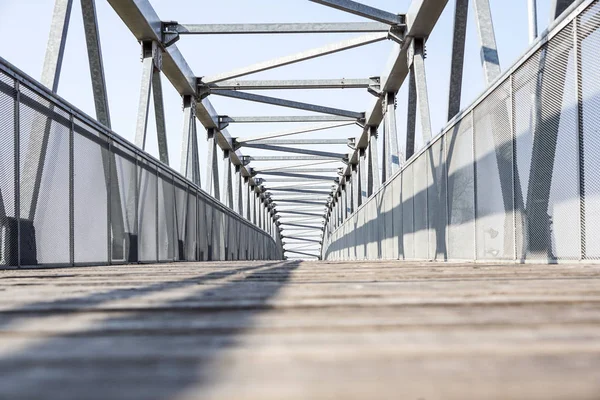 Voetgangers overgang over de snelweg. metalen brug — Stockfoto