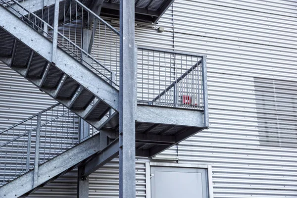 Fragmento de arquitetura industrial abstrato no fundo do céu azul, seções de escada de metal — Fotografia de Stock