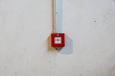 Yangın alarm beyaz duvara geçiş