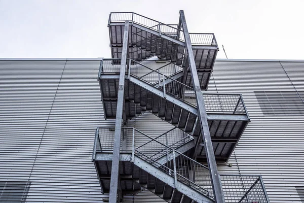 Fragmento abstracto de arquitectura industrial sobre fondo de cielo azul, secciones de escaleras metálicas —  Fotos de Stock