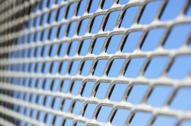 Zincir çit kapatın. Metal kafes. Seçici odak